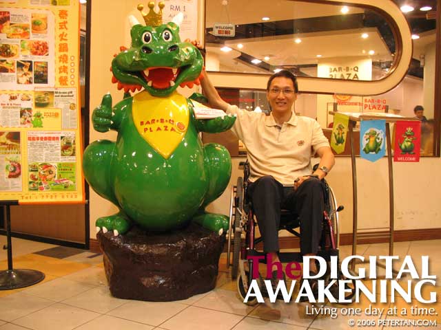 Peter Tan posing with Bar-B-Q Plaza Dragon at 1-Utama