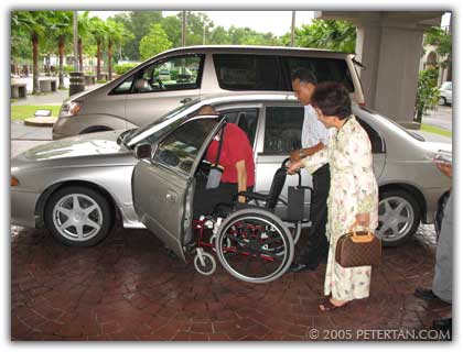 Toh Puan Datuk Dr. Aishah Ong helping me into her car. Beside her is Din the chauffer.
