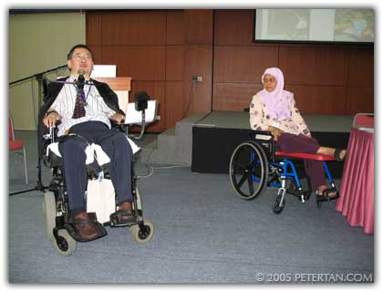 Victor Liew, webmaster of MIND, and Puan kamariah at the 1st BAKTI - MIND Conference.