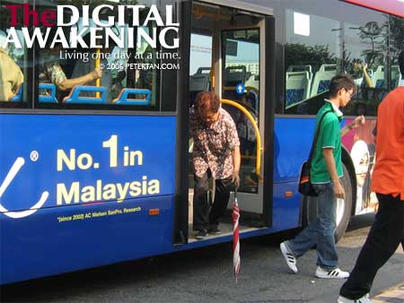 Senior citizen having difficulty getting down from RapidKL bus