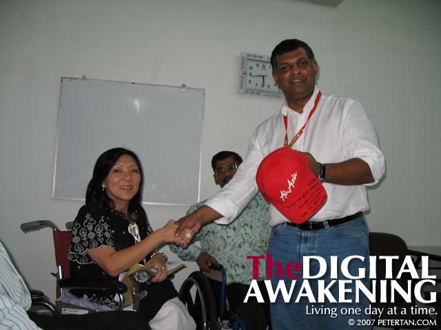 AirAsia GCEO Dato' Tony Fernandes presenting the cap to BEAT Coordinator Christine Lee