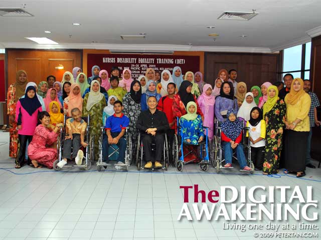 Group photo of Peter Tan with DET participants in Kota Bahru Kelantan